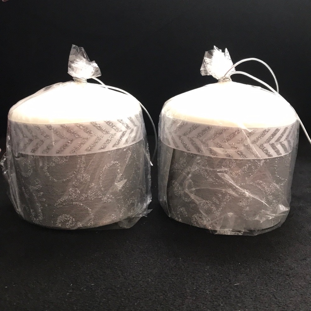 Set of 2 white pillar candles